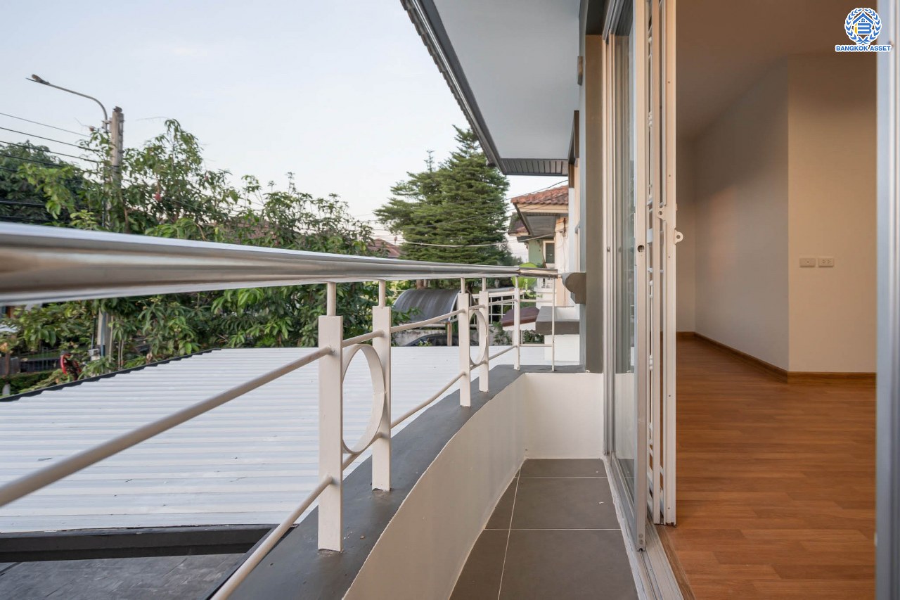 บ้านมือสองตกแต่งใหม่ โครงการ ศุภาลัยวิลล์ วงแหวน-รัตนาธิเบศร์ เนื้อที่กว้างขวางถึง 57 ตร.ว. ฟังก์ชัน 3 ห้องนอน 2 ห้องน้ำ 1 ห้องอเนกประสงค์ 2 ที่จอดรถ ตอบโจทย์ทุกการเข้าอยู่ บนทำเลเดินทางสะดวก เชื่อมต่อถนนหลายเส้นทาง เพียง 15 นาทีก็ถึงรถไฟฟ้าสายสีม่วง "สถานีคลองบางไผ่" ใกล้ทางด่วน "กาญจนาภิเษก"